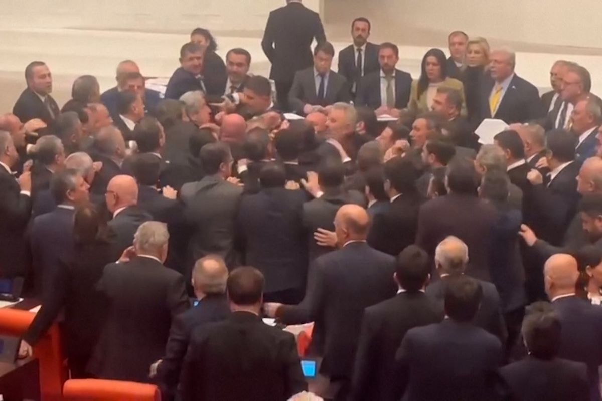 Kvůli rozpočtu se v tureckém parlamentu strhla hromadná rvačka