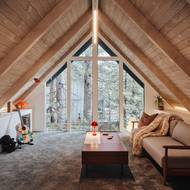 Barevná kytara a starý gramofon jsou nejenom k ruce při trávení odpočinku, ale zároveň i hezky doplňují interiér.