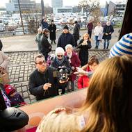Pohled z historické tramvaje na příchozí.