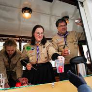 Rozdávání Betlémského světla.