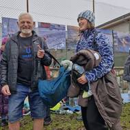 U studené vody se setkávají různé generace otužilců. Vlevo 83letý Wolfgang Holinský.