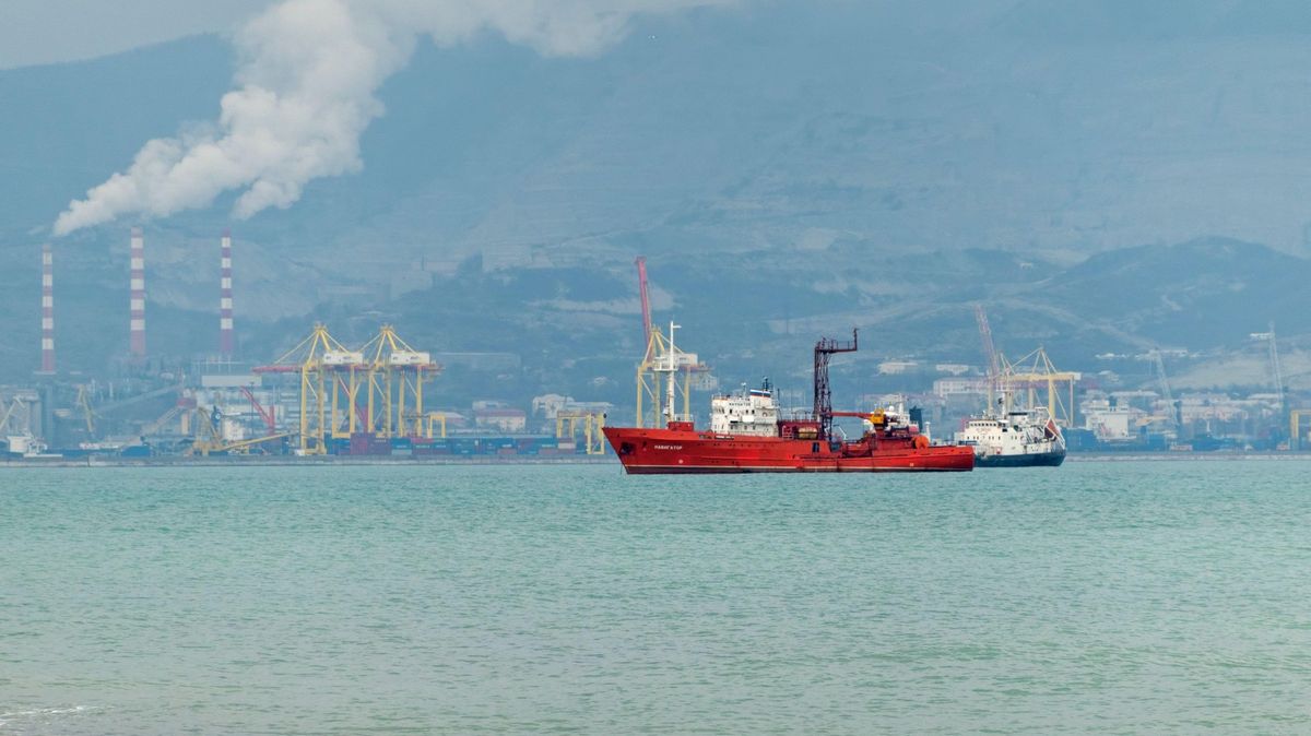 Ukrajinské drony zasáhly dvě ruská plavidla a poškodily přístav, tvrdí Rusko