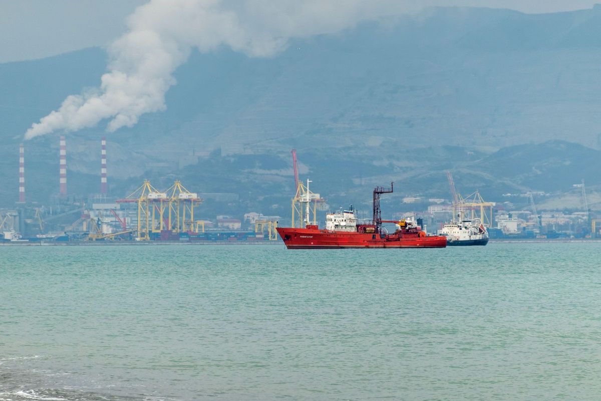 Ukrajinské drony zasáhly dvě ruská plavidla a poškodily přístav, tvrdí Rusko