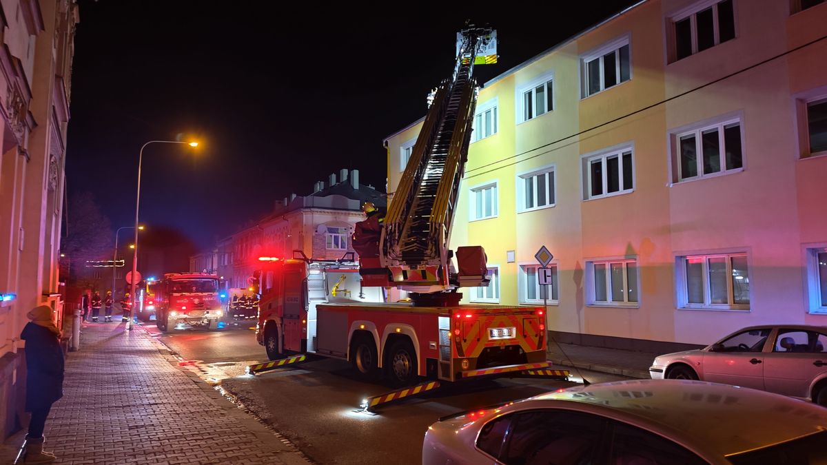 Policie šetří požár v Krnově. Střechu domu podpálila zábavní pyrotechnika