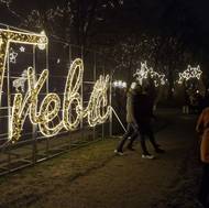 Kdyby někdo náhodou váhal, v jakém městě je, svítící nápis v lesoparku Hrádek nad městem mu to spolehlivě připomene.