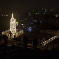 Na Masarykově vyhlídce  září velká svíce, nasvícená je i lávka přes řeku.