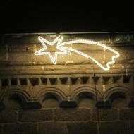 Na bazilice sv. Prokopa září kometa.