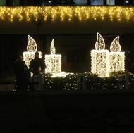 Mezi klasické zastávky už patří adventní věnec u divadla Pasáž.