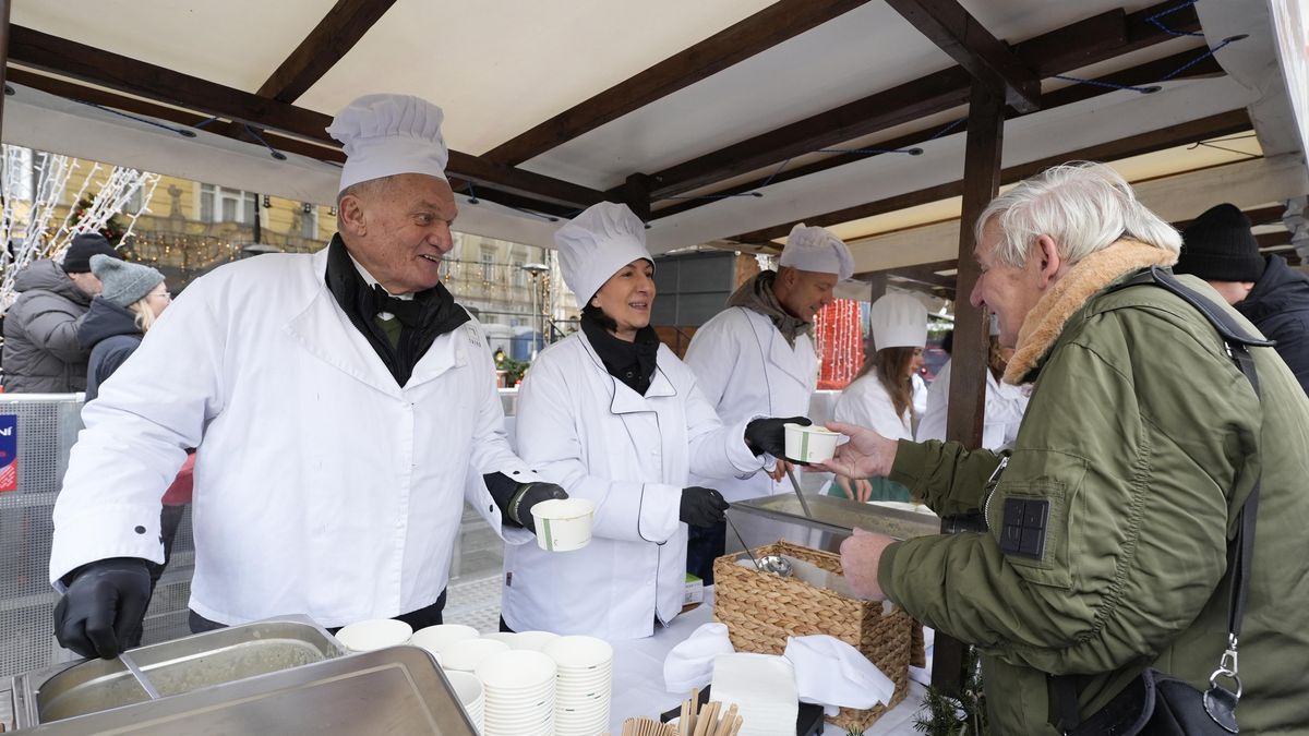 O tradiční rybí polévku od primátora byl velký zájem, padlo na ni přes čtvrt tuny kaprů