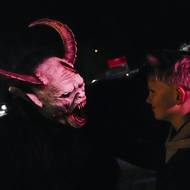 Tenhle chlapec ale setkání s krampusákem zvládl s úsměvem. Asi nezlobil. 