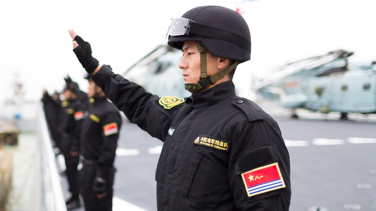 Číňané přestavěli nákladní loď na válečné plavidlo, odpalovací zařízení zakrývají kontejnery