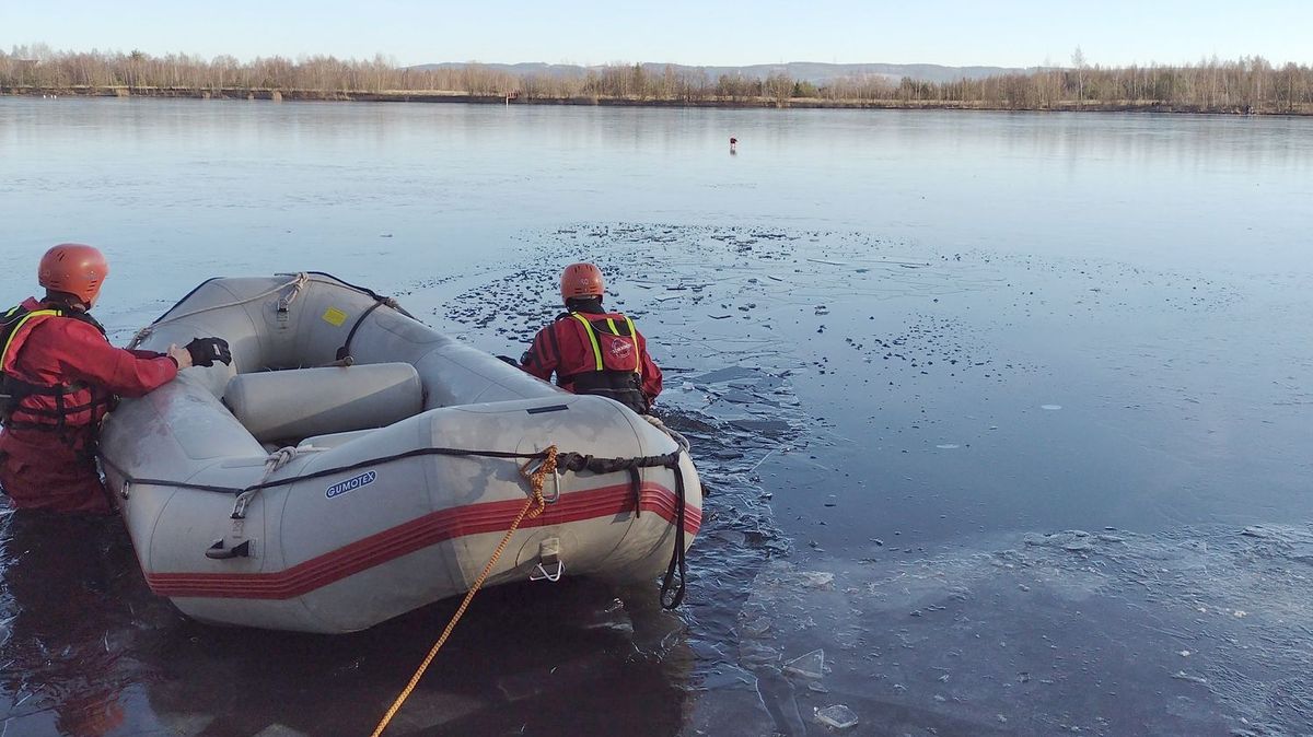 Pes uvízl na tenkém ledě. Denise z rybníka u Sokolova zachraňovali hasiči na člunu