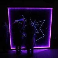 V konírně žďárského zámku se návštěvníci ponoří téměř do absolutní tmy a mohou při tvoření použít svítící provázky.