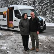 Valerij a Teťjana Popovyčovi, dobrovolníci ze Zakarpatí, kteří věnují veškerý svůj volný čas i své prostředky na převoz padlých ukrajinských vojáků.