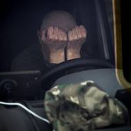 Vyčerpaný Valerij Popovyč odpočívá za volantem svého chladícího vozu v Dolyně.