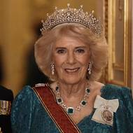 Camillu zdobila historická korunka Girls of Great Britain and Ireland Tiara, náhrdelník a náušnice s diamanty a smaragdy a rodinný řád krále Karla III.