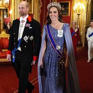 Největší pozornost poutala při státním banketu princezna Kate, která zářila v třpytivých modrých šatech britské návrhářky Jenny Packhamové, které zdobil rodinný královský řád a šerpa s hvězdou Královského viktoriánského řádu.