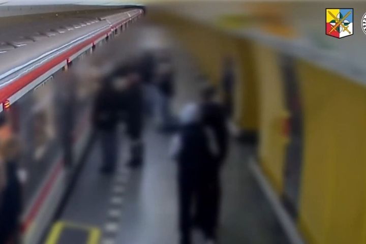 Kamera v metru natočila napadení seniora 17. listopadu. Policie hledá svědky