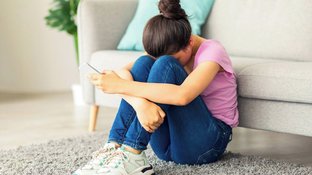 Roste násilí a slábnou vztahy. Morálku si online nepředáme