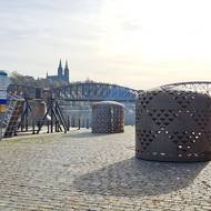 Každý z šesti ocelových obydlí na Náplavce má nějaký vzor, který vychází z tradičních vzorů skutečných příbytků.