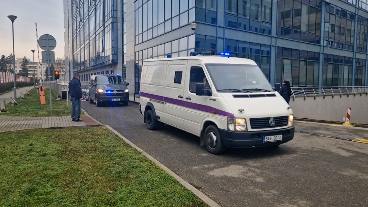 Soudce zkritizoval manévry s převozem dárce bitcoinů Jiřikovského, ten měl původně letět vrtulníkem