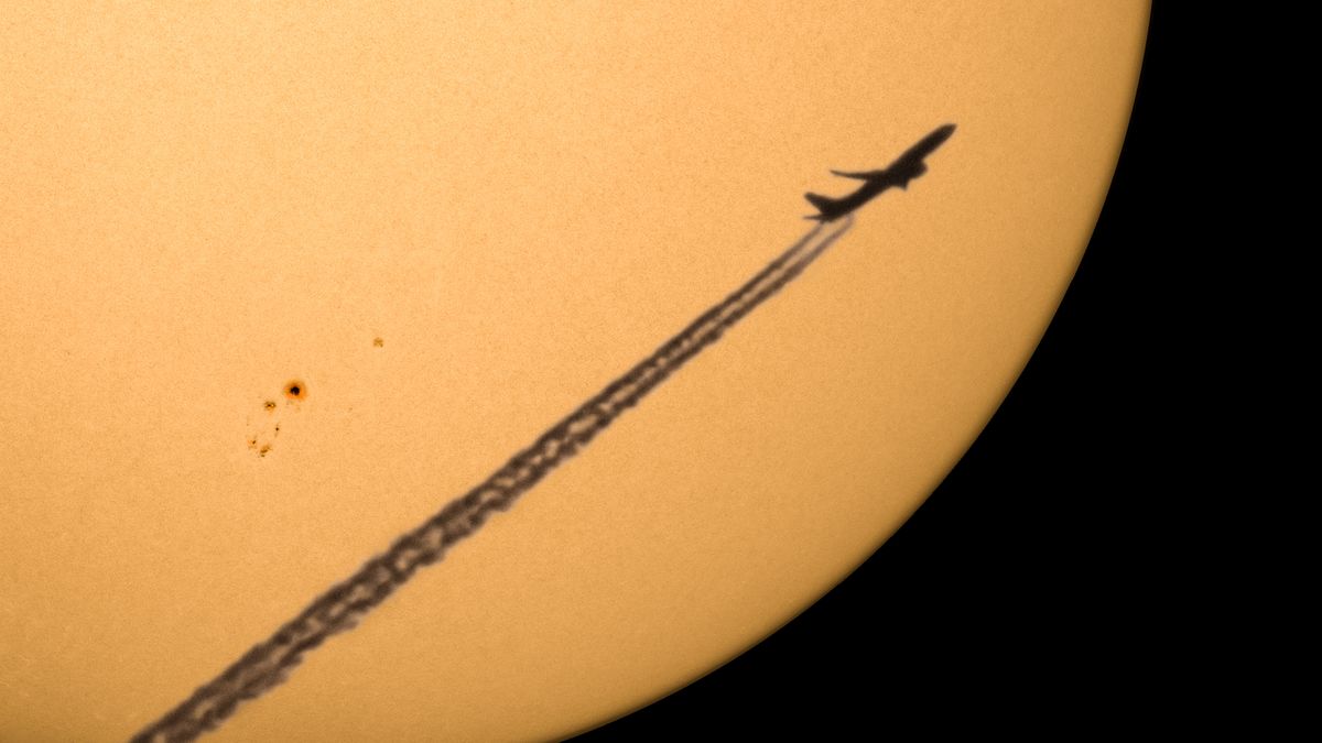 Neopakovatelný záběr: Sluneční skvrny a přelet letadla