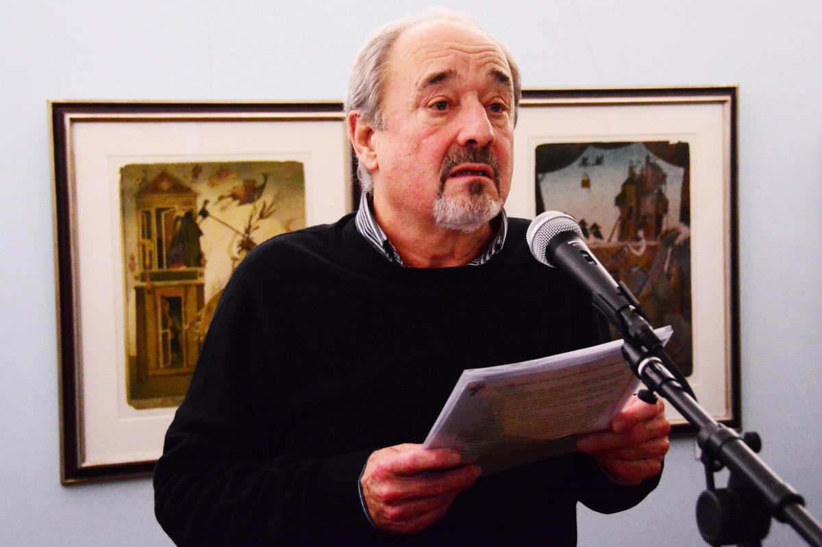 Adolf Born na karnevalu ve městě, které se potápí