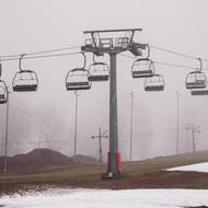 České hory bez sněhu. Vysoké teploty neumožňují ani výrobu toho umělého.