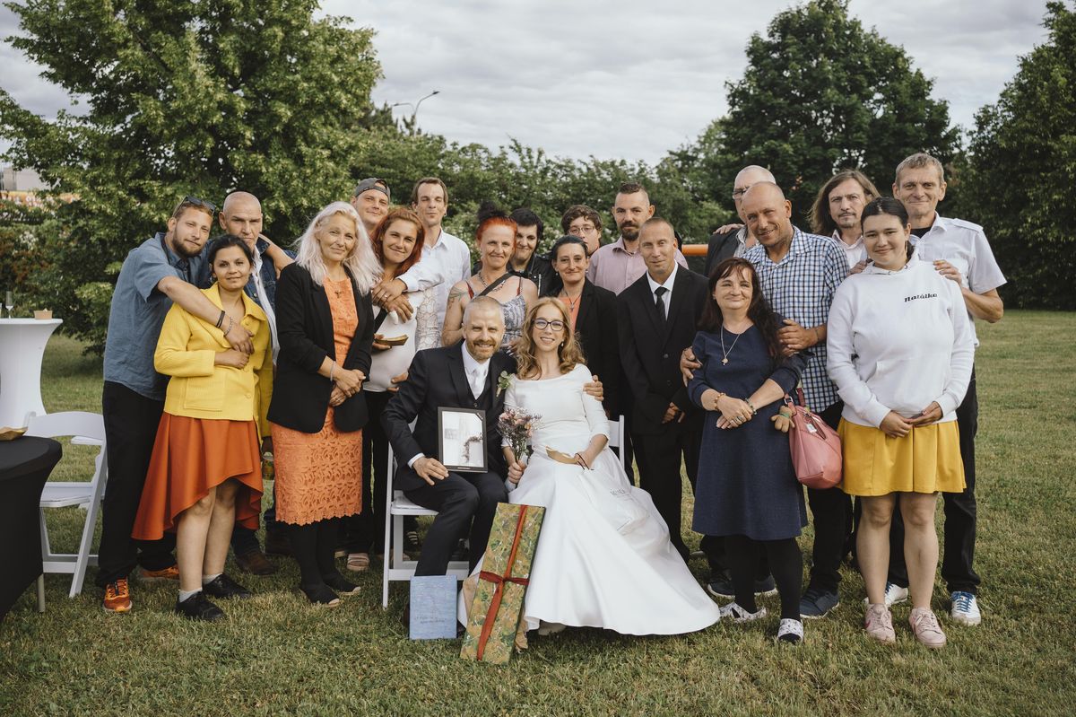 Snoubenci pozvali na svatbu plzeňské bezdomovce 