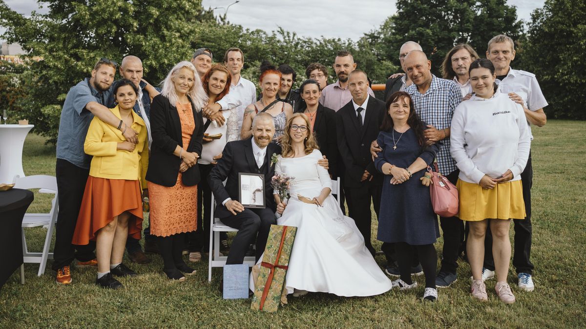 Snoubenci pozvali na svatbu plzeňské bezdomovce