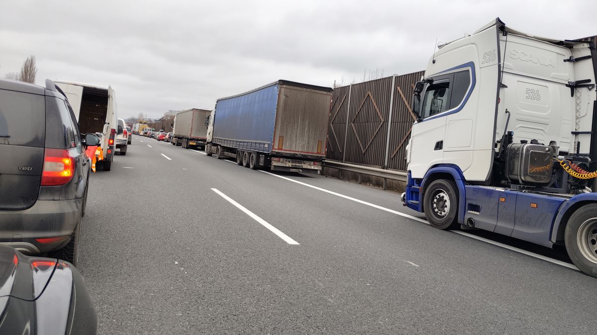 Dálnici D5 zablokovala nehoda kamionu
