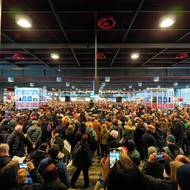 Před Štědrým dnem se sešly stovky lidí. Hudebníci, zpěváci i hosté