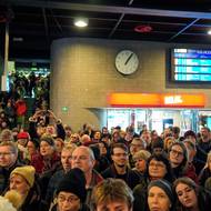 České mši vánoční naslouchaly stovky lidí, zároveň ale nádraží normálně fungovalo. 