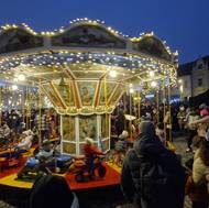 Na Karlově náměstí jezdí dětský kolotoč, při veřejných akcích tam bývá narváno.