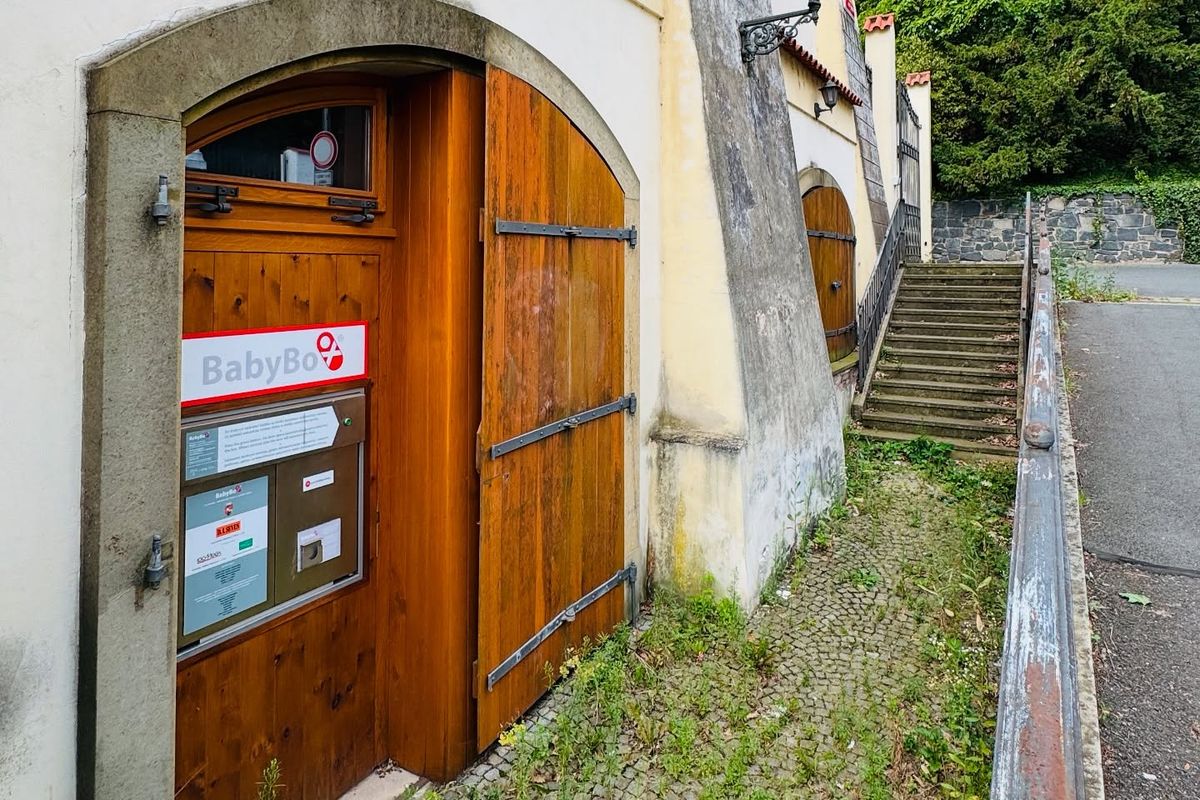 Do babyboxu v Praze někdo odložil holčičku v růžové kombinéze