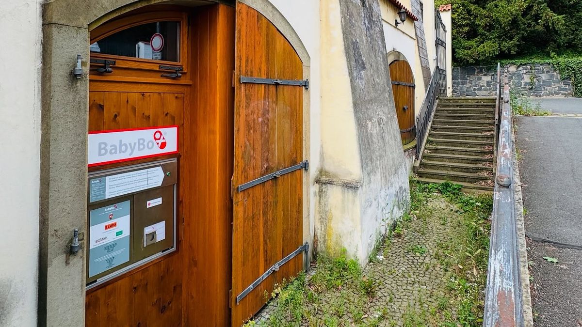 Do babyboxu v Praze někdo odložil holčičku v růžové kombinéze