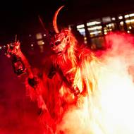 Dýmovnice a smrad ke krampusákům patří. 