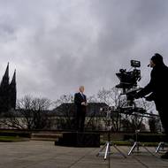 Pro zachycení správného panoramatu pomohlo prezidentovi a štábu malé pódium.