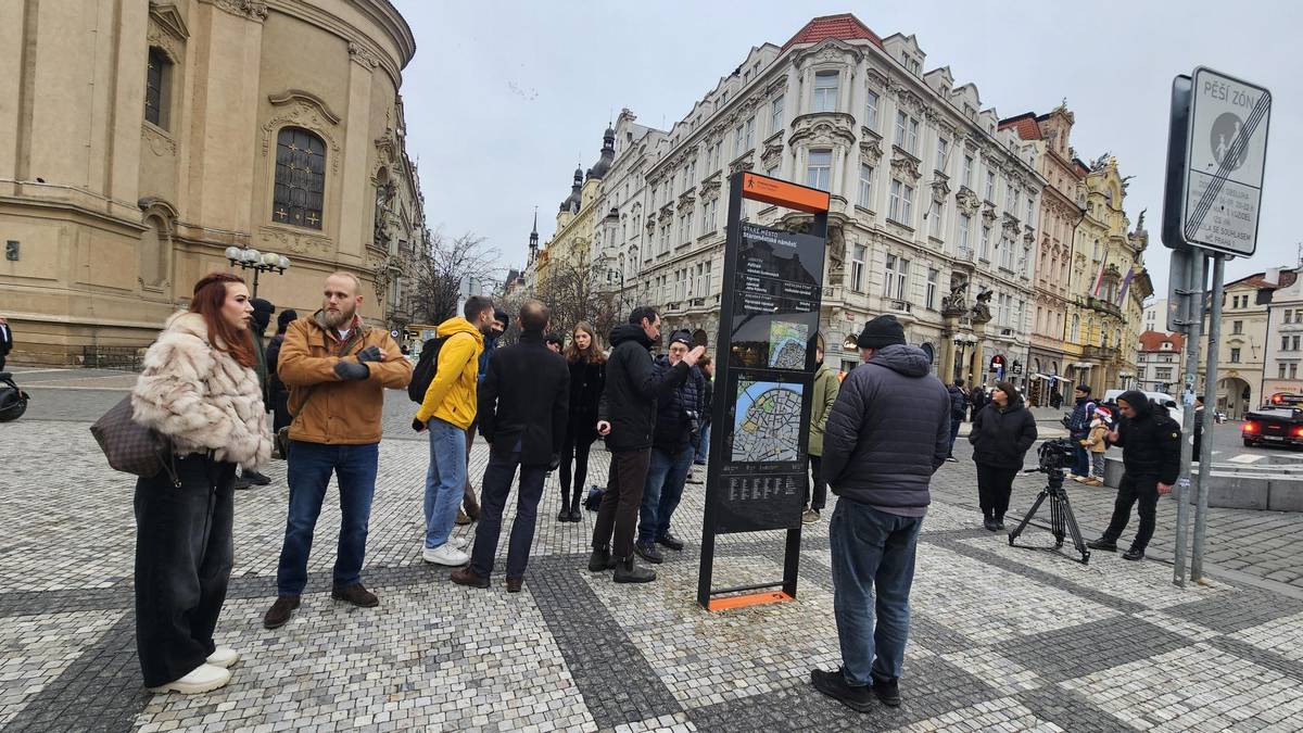 Obelisk na Staroměstském náměstí je součástí plánovaného rozsáhlého systému, na sociálních sítích dostal název gilotina.
