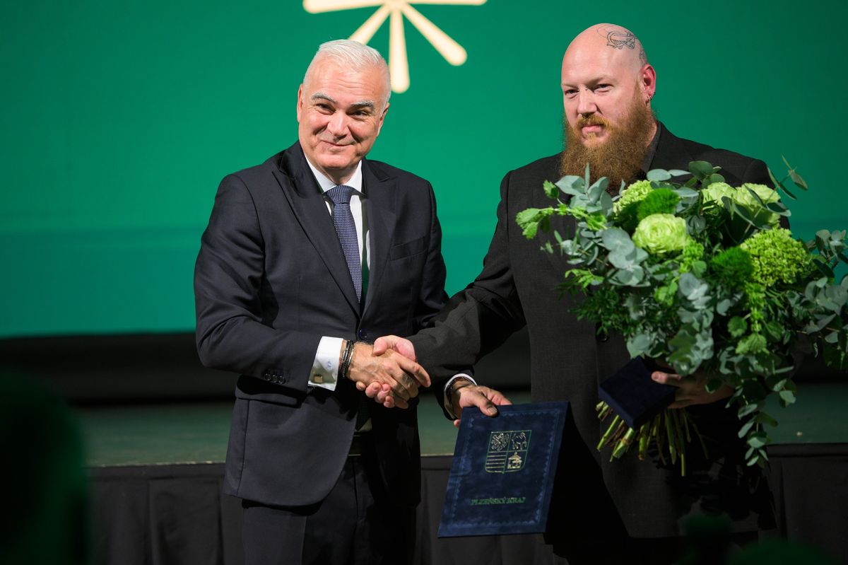 Vytáhl těžce zraněného motorkáře zpod auta na Plzeňsku. Zachránil mu tím život 