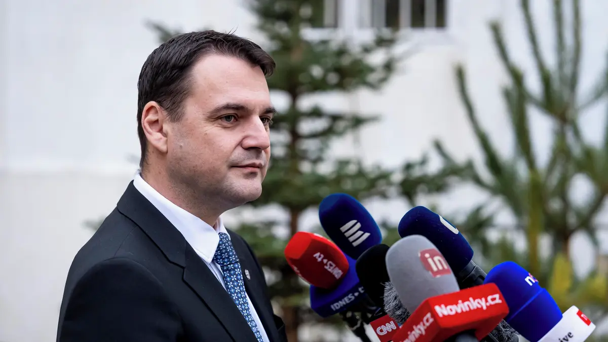 Macinka měl vysvětlit škrty v humanitární pomoci, prosadil si uzavřené jednání