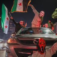 Oslavy ročního výročí pádu starého režimu vypukly v Damašku ještě za tmy.