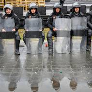 Policisté před vojenskou přehlídkou. V Damašku příliš práce neměli.