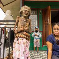 Indonésie je proslulá i kulturním bohatstvím. Manene na Sulawesi je tradiční torajský rituál, při kterém místní obyvatelé vytahují mumifikovaná těla svých předků z rakví, pečlivě je čistí a převlékají, aby uctili jejich památku a posílili spojení mezi živými a mrtvými.