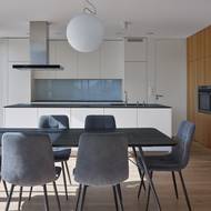 Vzhled fasády se promítá i do vzhledu interiéru. Architekti pro obojí zvolili světlé tóny.