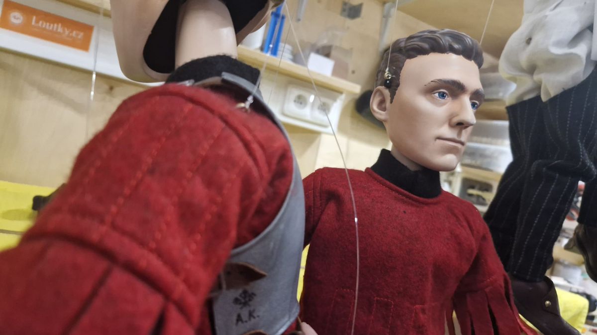 Pražští loutkaři tvoří loutky Jindry, hlavní postavy slavné české videohry Kingdom Come