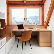 Pracovní stůl a úložné prostory v dětském pokoji jsou spojené do jednoho celku.