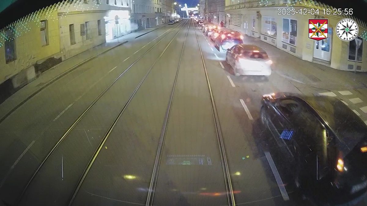 Řidič škodovky v Brně ignoroval tramvaj, v té se při prudkém brždění zranila žena