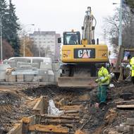 Vedle aut se tu projíždí i bagry. 