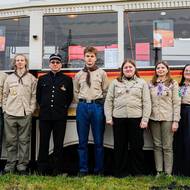 Skupina skautů, která rozdávala světlo na jedné z pražských linek.